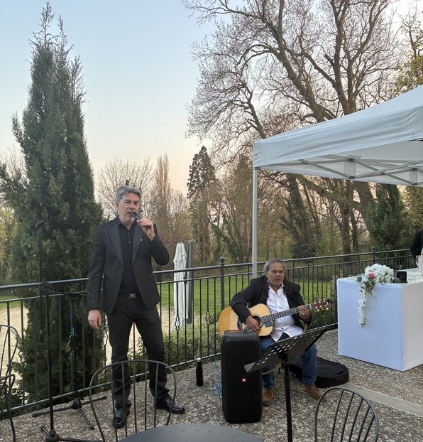 Chris et son guitariste animant une cérémonie de mariage en plein air