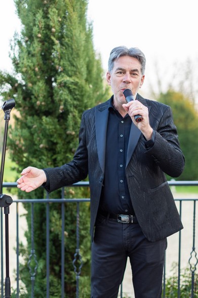 Chris Légendes chantant au micro en extérieur