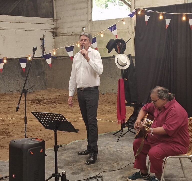 Chris et son guitariste en concert privé, ambiance guinguette