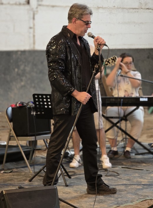Chris en veste à paillettes façon Johnny Hallyday